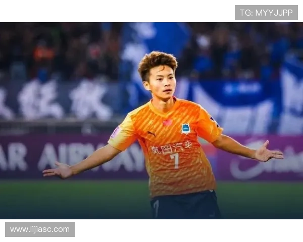 足球明星王霜的艺术之旅:用画笔描绘梦想与激情的交汇